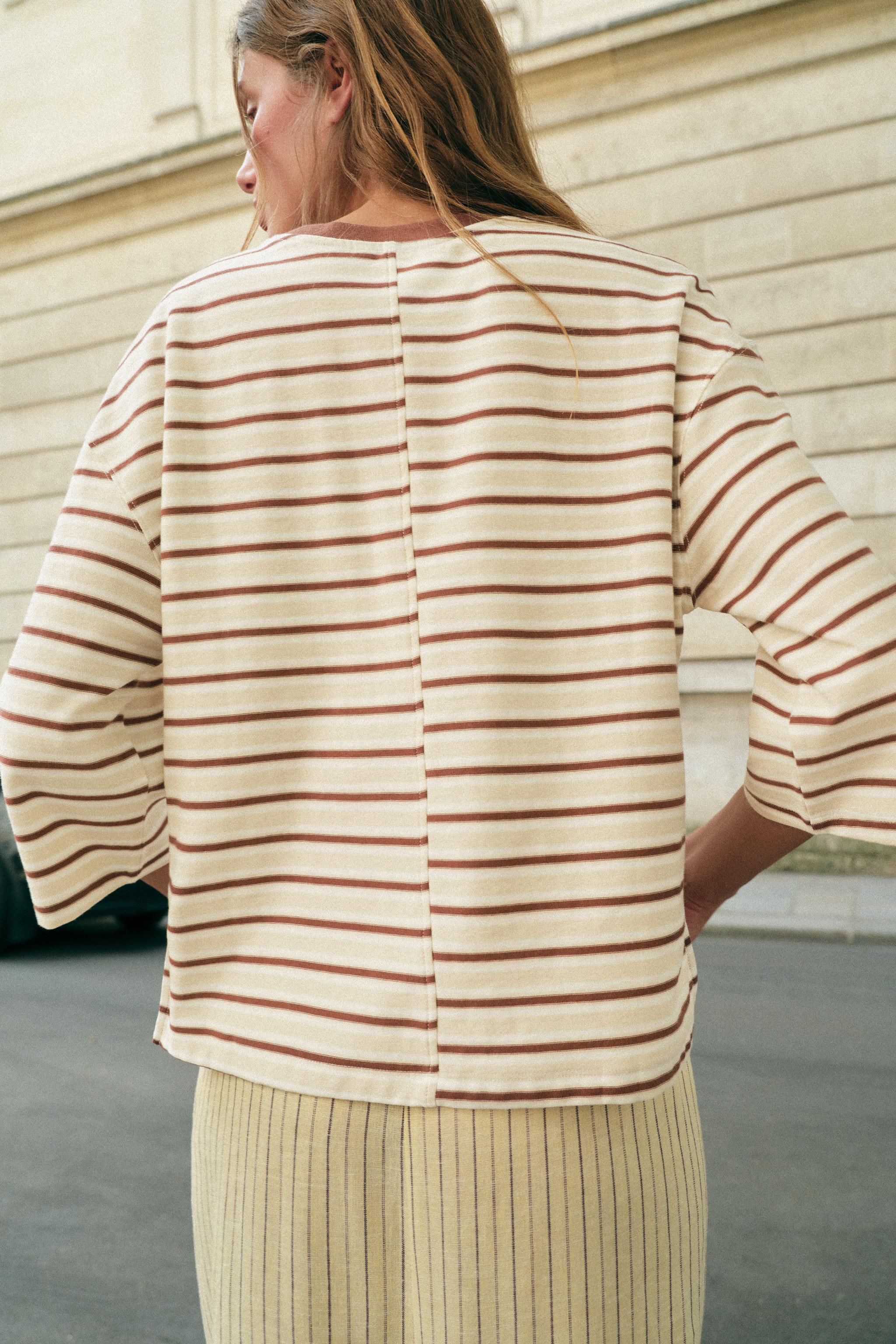 CONTRAST STRIPE T-SHIRT